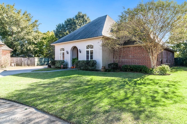 view of front of house featuring a front yard