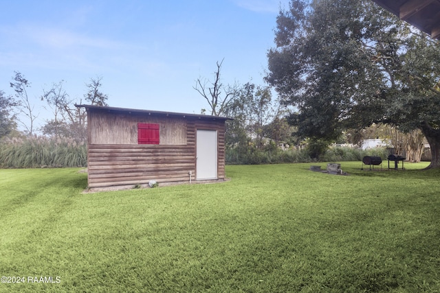 view of yard with an outdoor structure