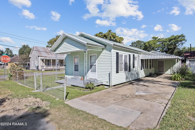 view of front of home with a carport and a front yard