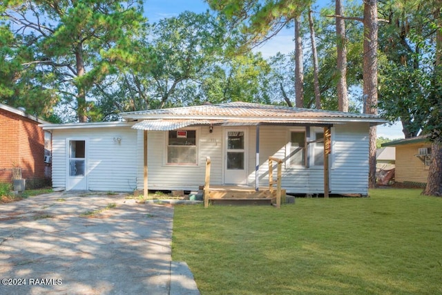 view of front of home with a front yard