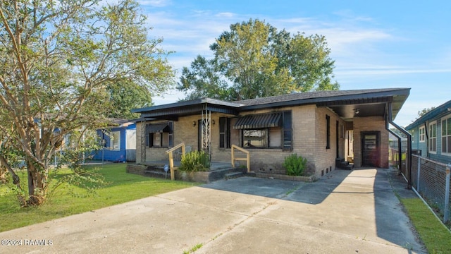 view of front of house featuring a front lawn and a carport