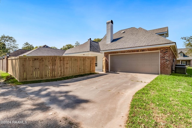 view of front of house featuring a front yard and a garage