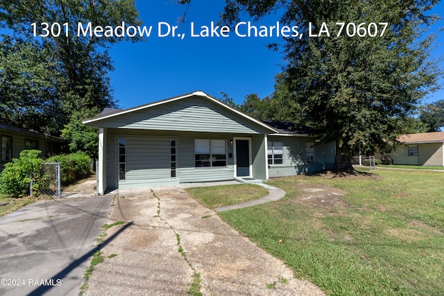 view of front facade with a front yard