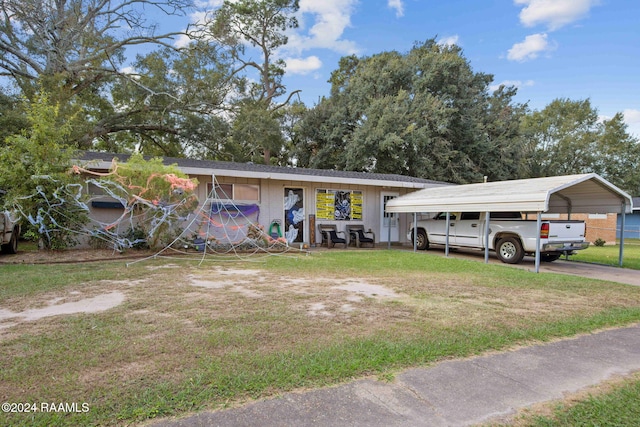 view of front of property featuring a front yard and a carport