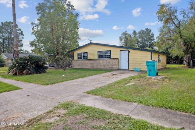 view of front of home with a front yard