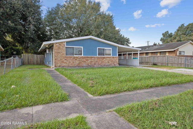 view of front of home featuring a front lawn