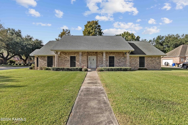 view of front of house featuring a front yard