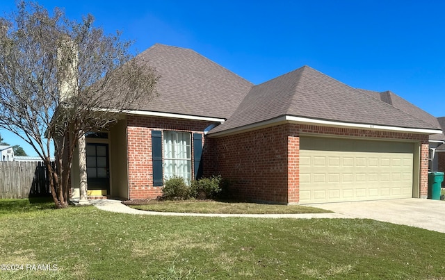 view of front facade featuring a front yard and a garage