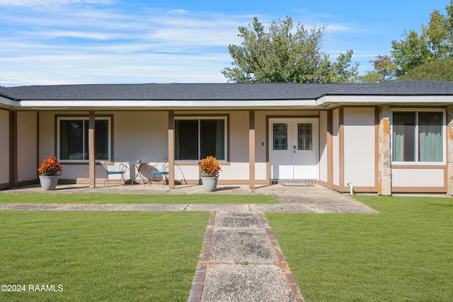 view of front of property with a front yard