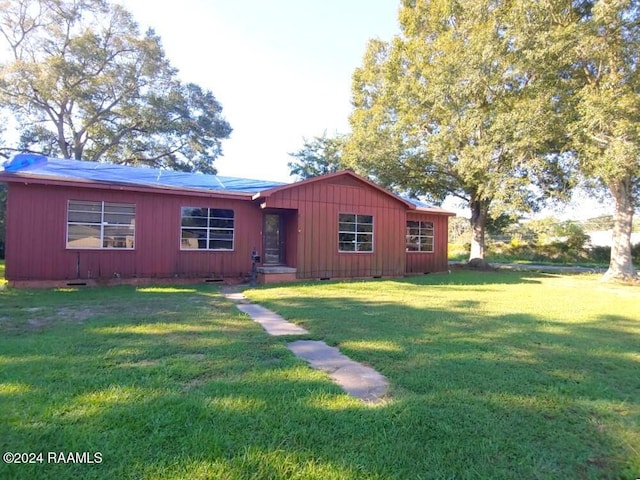 single story home featuring a front lawn