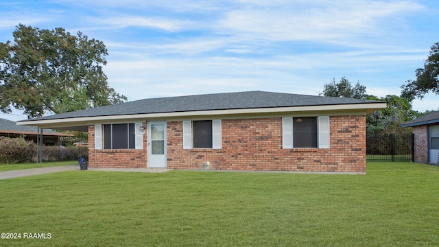 single story home featuring a front lawn