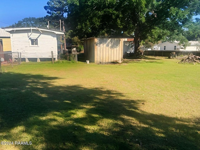 view of yard featuring a storage shed