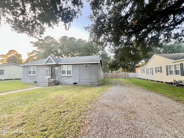 view of front facade with a front lawn