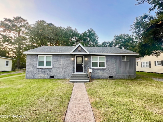 view of front of house featuring a front yard