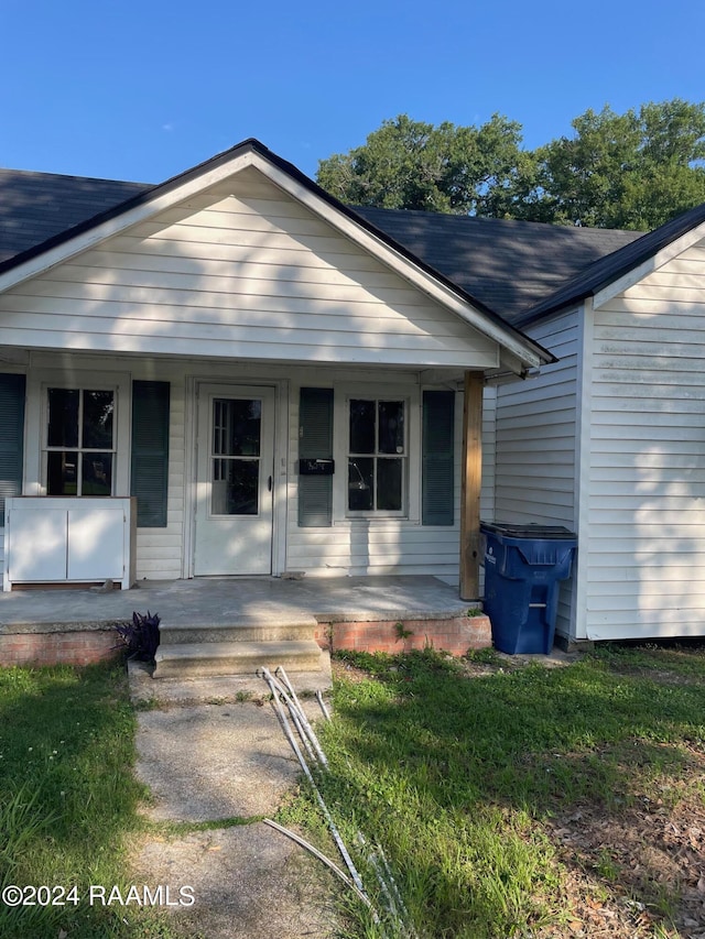 604 N Lejeune Ave, Kaplan, LA 70548 - view of front of house with a porch and a shingled roof