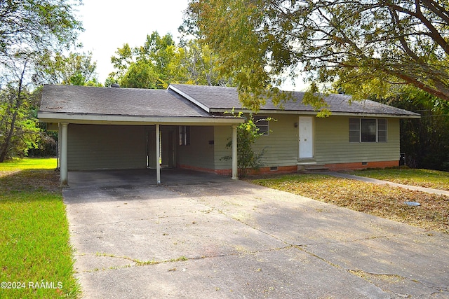 ranch-style house featuring a front lawn and a carport