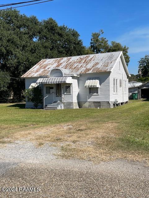 view of front of property with a front lawn