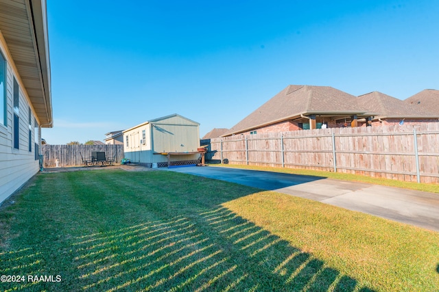 view of yard featuring a patio area