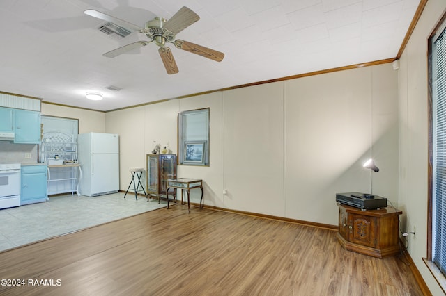 living room featuring light hardwood / wood-style flooring, ornamental molding, and ceiling fan