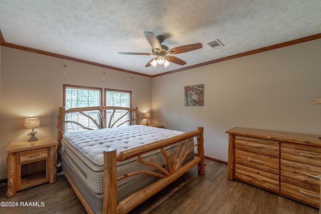 bedroom featuring a textured ceiling, dark hardwood / wood-style floors, and ceiling fan