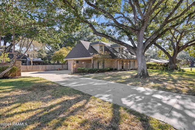 view of front of house with a front yard