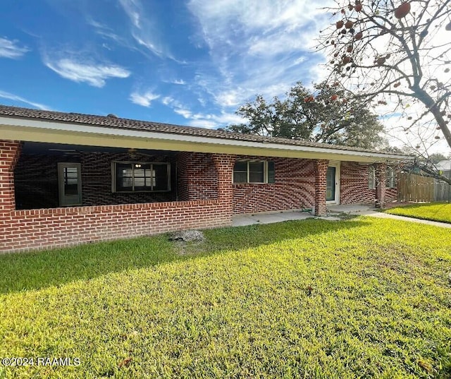 ranch-style home featuring a front lawn