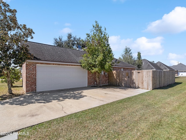 view of front of house featuring a front lawn and a garage