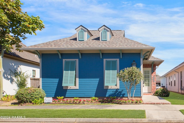 view of front of property with a front yard