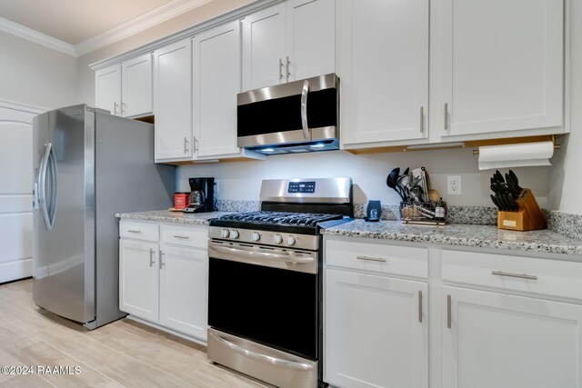 114 Rose Of Sharon Ln, Lafayette, LA 70508 - kitchen with stainless steel appliances, crown molding, light wood-style flooring, and white cabinets