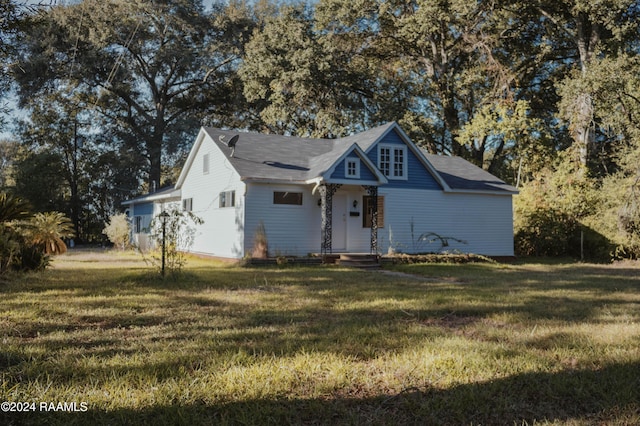 404 W Hickory St, Ville Platte, LA 70586 - bungalow with a front yard