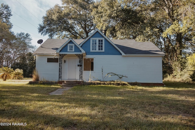 view of front of house with a front lawn