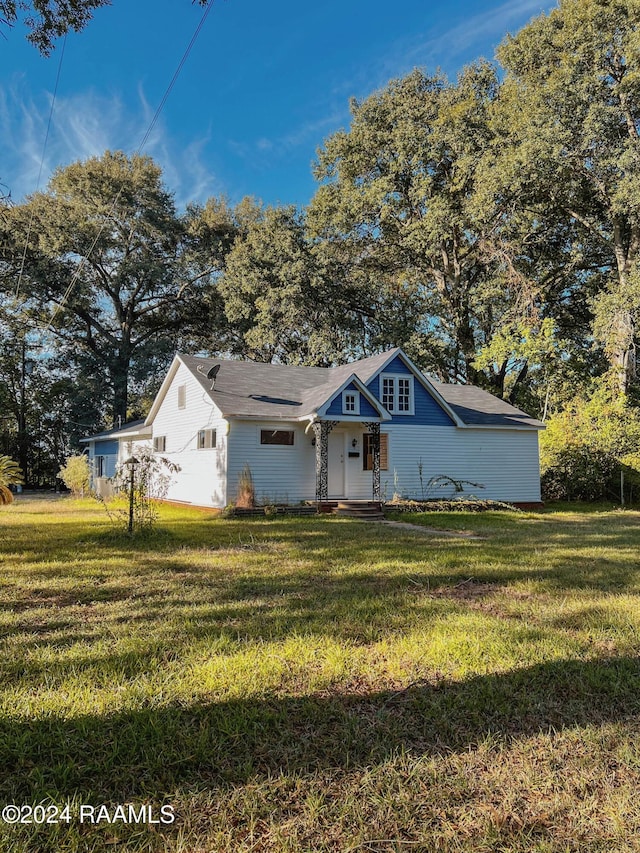 404 W Hickory St, Ville Platte, LA 70586 - view of front facade featuring a front yard