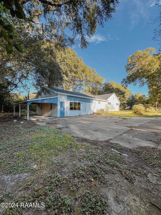404 W Hickory St, Ville Platte, LA 70586 - view of front of house featuring a carport