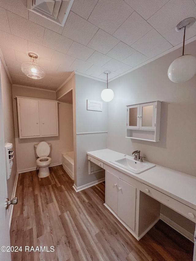 404 W Hickory St, Ville Platte, LA 70586 - full bathroom featuring wood finished floors, crown molding, toilet, vanity, and baseboards