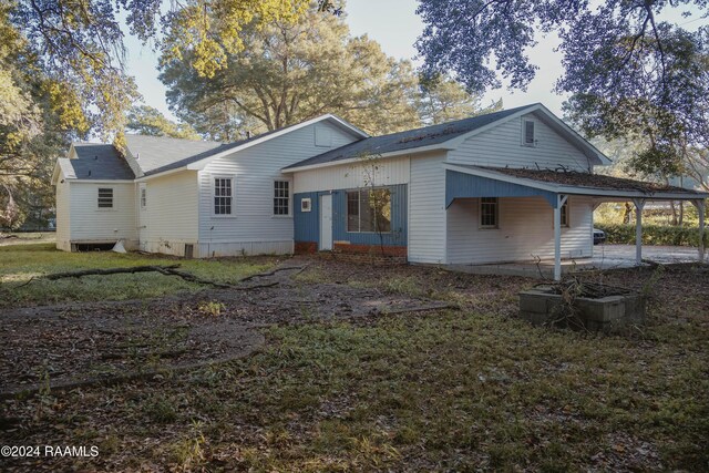 404 W Hickory St, Ville Platte, LA 70586 - rear view of house featuring a carport