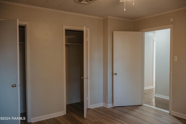 404 W Hickory St, Ville Platte, LA 70586 - unfurnished bedroom featuring wood finished floors, ornamental molding, and baseboards