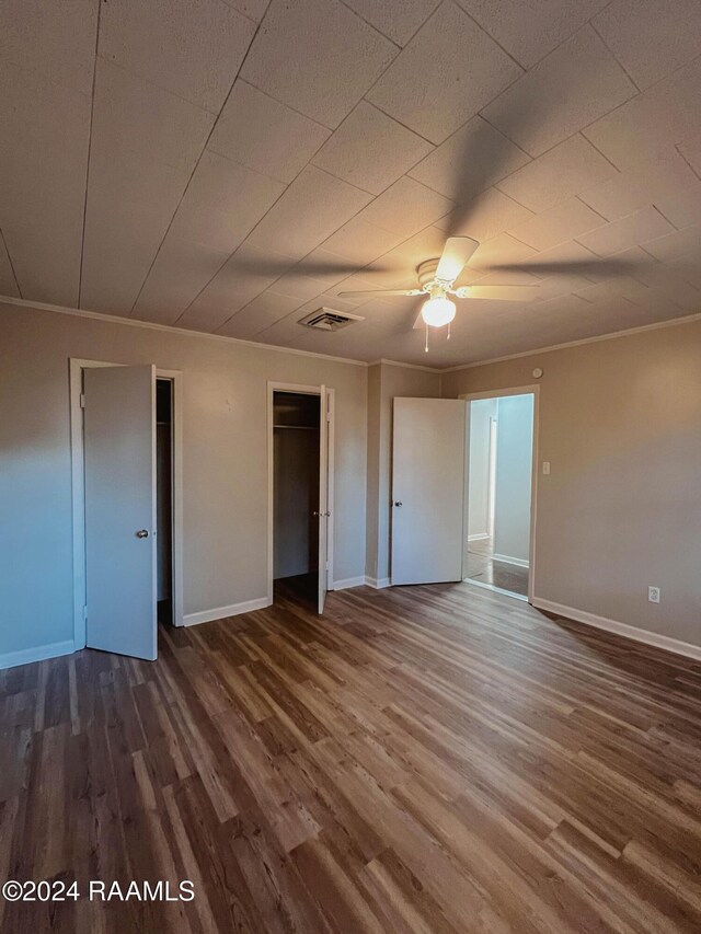 404 W Hickory St, Ville Platte, LA 70586 - unfurnished bedroom featuring wood finished floors, baseboards, crown molding, and a ceiling fan