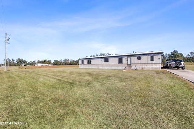 manufactured / mobile home featuring a front lawn