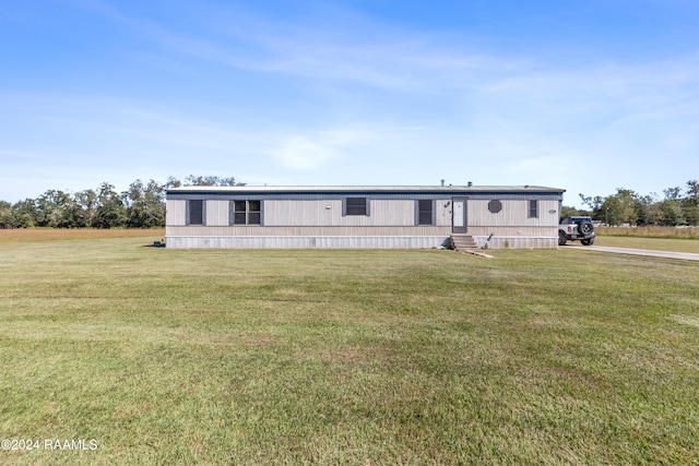 manufactured / mobile home featuring a front yard