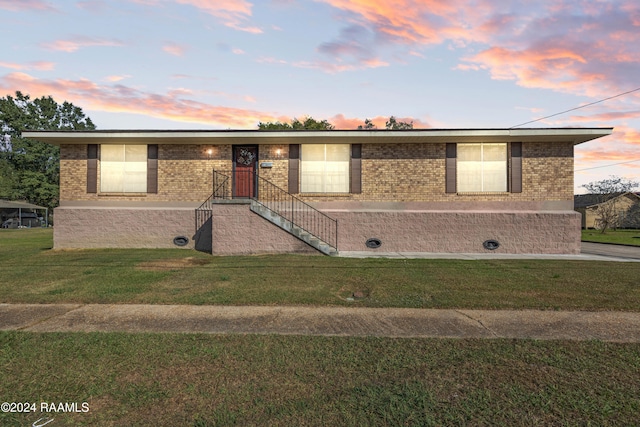 view of front of property featuring a lawn