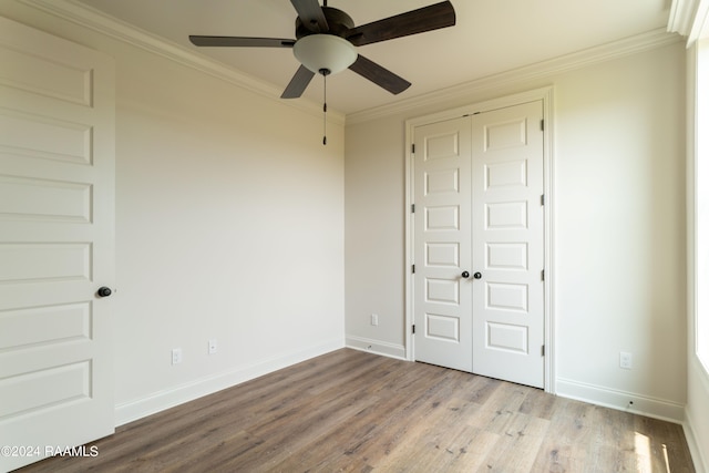 unfurnished bedroom featuring light wood-type flooring, a closet, ornamental molding, and ceiling fan