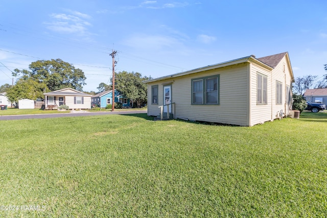 view of front of home featuring a front lawn