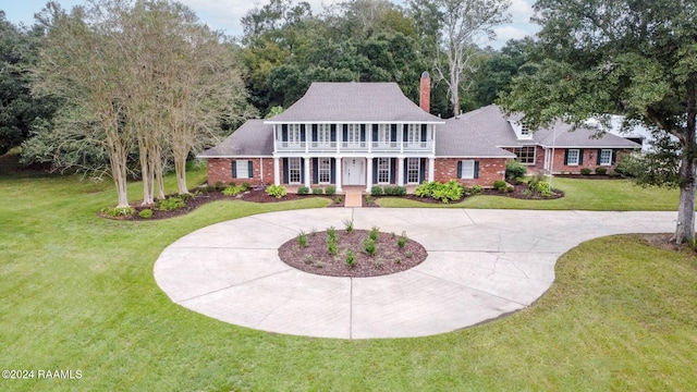 view of front facade featuring a front lawn