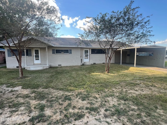 view of front of property featuring a front yard