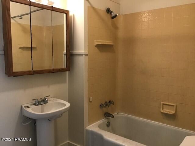 bathroom featuring tiled shower / bath combo