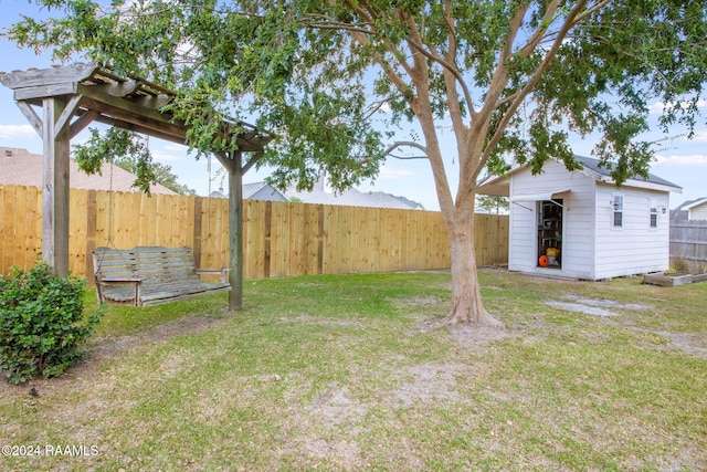 view of yard featuring a shed