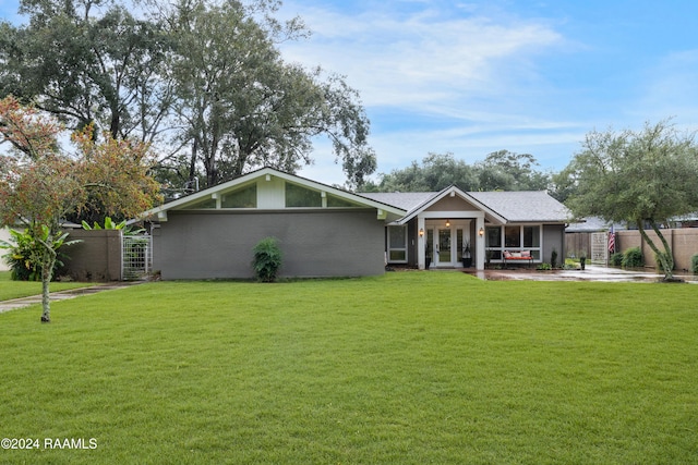 ranch-style house featuring a front yard