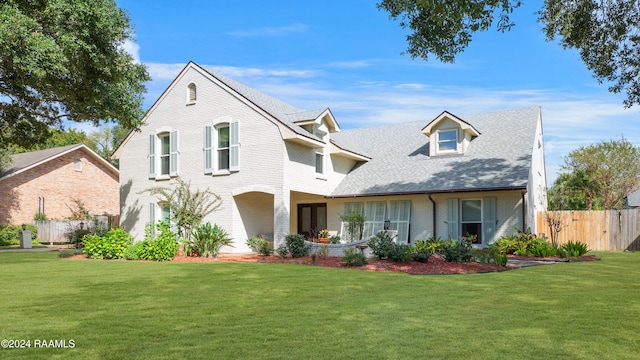 view of front of house featuring a front yard