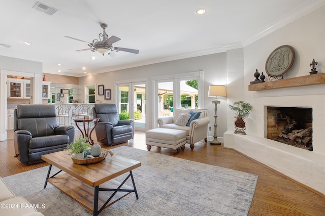 living room with light hardwood / wood-style flooring, crown molding, and ceiling fan