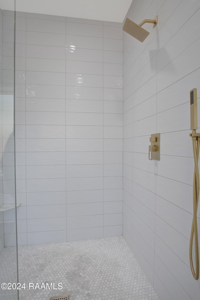 bathroom featuring a tile shower